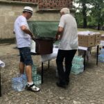 Ponad 200 pątników wyruszyło z Sandomierza w pielgrzymce na Jasną Górę. Poczęstunek dla pielgrzymów / Grażyna-Szlęzak-Wójcik / Radio Kielce