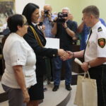 Obchody święta Straży Miejskiej. Na zdjęciu: Danuta Papaj – wiceprezydent Kielc, Renata Gruszczyńska – komendant Straży Miejskiej / Wiktor Taszłow / Radio Kielce
