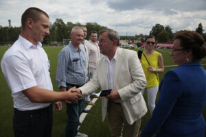 Familijne Igrzyska Klubu Sportowego „Łazy”. Na zdjęciu (od lewej): dyrektor RCKiK Jerzy Stalmasiński, wojewoda Agata Wojtyszek / Wiktor Taszłow / Radio Kielce