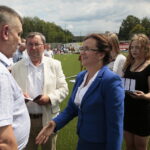 Familijne Igrzyska Klubu Sportowego „Łazy”. Na zdjęciu (od lewej): dyrektor RCKiK Jerzy Stalmasiński, wojewoda Agata Wojtyszek / Wiktor Taszłow / Radio Kielce