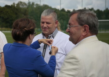 Familijne Igrzyska Klubu Sportowego „Łazy”. Na zdjęciu (od lewej): wojewoda Agata Wojtyszek, dyrektor RCKiK Jerzy Stalmasiński / Wiktor Taszłow / Radio Kielce