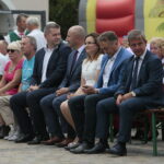 XX Powiatowy Przegląd Zespołów Folklorystycznych i Solistów. Od lewej: Paweł Wójcik - burmistrz Chmielnika, Mariusz Ściana - członek zarządu powiatu, Agata Wojtyszek - wojewoda świętokrzyski i Mirosław Gębski - starosta kielecki  / Wiktor Taszłow / Radio Kielce