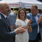 XX Powiatowy Przegląd Zespołów Folklorystycznych i Solistów. Od lewej: Mariusz Ściana - członek zarządu powiatu, Agata Wojtyszek - wojewoda świętokrzyski i Mirosław Gębski - starosta kielecki / Wiktor Taszłow / Radio Kielce