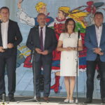 XX Powiatowy Przegląd Zespołów Folklorystycznych i Solistów. Od lewej: Paweł Wójcik - burmistrz Chmielnika, Mariusz Ściana - członek zarządu powiatu, Agata Wojtyszek - wojewoda świętokrzyski i Mirosław Gębski - starosta kielecki / Wiktor Taszłow / Radio Kielce