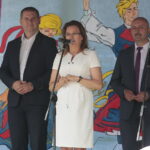 XX Powiatowy Przegląd Zespołów Folklorystycznych i Solistów. Od lewej: Paweł Wójcik - burmistrz Chmielnika, Agata Wojtyszek - wojewoda świętokrzyski i Mariusz Ściana - członek zarządu powiatu / Wiktor Taszłow / Radio Kielce