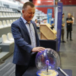 Mobilna wystawa Centrum Nauki Kopernik - Naukobus. na zdjęciu: Robert Jaworski Burmistrz Gminy i Miasta Chęciny / Wiktor Taszłow / Radio Kielce