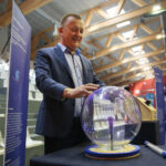 Mobilna wystawa Centrum Nauki Kopernik - Naukobus. na zdjęciu: Robert Jaworski Burmistrz Gminy i Miasta Chęciny / Wiktor Taszłow / Radio Kielce