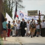 Pielgrzymi dotarli do Kielc. Na zdjęciu (w środku): biskup Jan Piotrowski / Wiktor Taszłow / Radio Kielce
