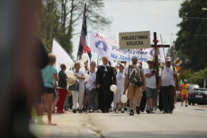 Pielgrzymi dotarli do Kielc. Na zdjęciu (w środku): biskup Jan Piotrowski / Wiktor Taszłow / Radio Kielce