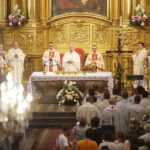 Pielgrzymi dotarli do Kielc. Na zdjęciu (w środku): biskup Jan Piotrowski / Wiktor Taszłow / Radio Kielce