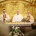 Pielgrzymi dotarli do Kielc. Na zdjęciu (w środku): biskup Jan Piotrowski / Wiktor Taszłow / Radio Kielce