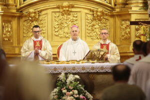 Pielgrzymi dotarli do Kielc. Na zdjęciu (w środku): biskup Jan Piotrowski / Wiktor Taszłow / Radio Kielce
