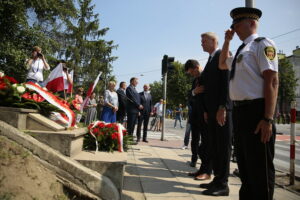 Kadrówka dotarła do Kielc. Bogdan Wenta - prezydent Kielc (w środku) / Wiktor Taszłow / Radio Kielce