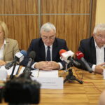 Podpisanie umowy na współorganizację V edycji Europejskich Zawodów Łazików Marsjańskich. Na zdjęciu od lewej: Renata Janik - wicemarszałek województwa świętokrzyskiego, Andrzej Bętkowski - marszałek województwa świętokrzyskiego, Krzysztof Lipiec - poseł PiS / Wiktor Taszłow / Radio Kielce