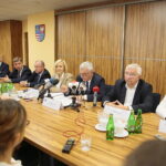 Podpisanie umowy na współorganizację V edycji Europejskich Zawodów Łazików Marsjańskich. Na zdjęciu od lewej: Marcin Perz – prezes Specjalnej Strefy Ekonomicznej  Starachowice, Andrzej Pruś – przewodniczący Sejmiku Województwa Świętokrzyskiego, Marek Jońca – członek zarządu województwa świętokrzyskiego,  Renata Janik - wicemarszałek województwa świętokrzyskiego, Andrzej Bętkowski - marszałek województwa świętokrzyskiego, Krzysztof Lipiec - poseł PiS, Łukasz Wilczyński  - prezes Europejskiej Fundacji Kosmicznej / Wiktor Taszłow / Radio Kielce