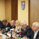 Podpisanie umowy na współorganizację V edycji Europejskich Zawodów Łazików Marsjańskich. Na zdjęciu od lewej: Marcin Perz – prezes Specjalnej Strefy Ekonomicznej  Starachowice, Andrzej Pruś – przewodniczący Sejmiku Województwa Świętokrzyskiego, Marek Jońca – członek zarządu województwa świętokrzyskiego,  Renata Janik - wicemarszałek województwa świętokrzyskiego, Andrzej Bętkowski - marszałek województwa świętokrzyskiego, Krzysztof Lipiec - poseł PiS / Wiktor Taszłow / Radio Kielce