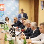 Podpisanie umowy na współorganizację V edycji Europejskich Zawodów Łazików Marsjańskich. Na zdjęciu od lewej: Marcin Perz – prezes Specjalnej Strefy Ekonomicznej  Starachowice, Andrzej Pruś – przewodniczący Sejmiku Województwa Świętokrzyskiego, Marek Jońca – członek zarządu województwa świętokrzyskiego,  Renata Janik - wicemarszałek województwa świętokrzyskiego, Andrzej Bętkowski - marszałek województwa świętokrzyskiego, Krzysztof Lipiec - poseł PiS, Łukasz Wilczyński  - prezes Europejskiej Fundacji Kosmicznej / Wiktor Taszłow / Radio Kielce