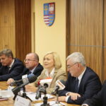 Podpisanie umowy na współorganizację V edycji Europejskich Zawodów Łazików Marsjańskich. Na zdjęciu od lewej: Marcin Perz – prezes Specjalnej Strefy Ekonomicznej  Starachowice, Andrzej Pruś – przewodniczący Sejmiku Województwa Świętokrzyskiego, Marek Jońca – członek zarządu województwa świętokrzyskiego,  Renata Janik - wicemarszałek województwa świętokrzyskiego, Andrzej Bętkowski - marszałek województwa świętokrzyskiego, Krzysztof Lipiec - poseł PiS / Wiktor Taszłow / Radio Kielce