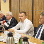 Podpisanie umowy na współorganizację V edycji Europejskich Zawodów Łazików Marsjańskich. Na zdjęciu od lewej: Marek Jońca – członek zarządu województwa świętokrzyskiego,  Renata Janik - wicemarszałek województwa świętokrzyskiego, Andrzej Bętkowski - marszałek województwa świętokrzyskiego, Krzysztof Lipiec - poseł PiS, Łukasz Wilczyński  - prezes Europejskiej Fundacji Kosmicznej, Krzysztof Słoń - senator Rzeczypospolitej Polskiej / Wiktor Taszłow / Radio Kielce