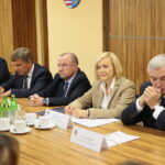 Podpisanie umowy na współorganizację V edycji Europejskich Zawodów Łazików Marsjańskich. Na zdjęciu od lewej: Marcin Perz – prezes Specjalnej Strefy Ekonomicznej  Starachowice, Andrzej Pruś – przewodniczący Sejmiku Województwa Świętokrzyskiego, Marek Jońca – członek zarządu województwa świętokrzyskiego,  Renata Janik - wicemarszałek województwa świętokrzyskiego, Andrzej Bętkowski - marszałek województwa świętokrzyskiego / Wiktor Taszłow / Radio Kielce