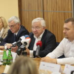 Podpisanie umowy na współorganizację V edycji Europejskich Zawodów Łazików Marsjańskich. Na zdjęciu od lewej:  Marek Jońca – członek zarządu województwa świętokrzyskiego,  Renata Janik - wicemarszałek województwa świętokrzyskiego, Andrzej Bętkowski - marszałek województwa świętokrzyskiego, Krzysztof Lipiec - poseł PiS, Łukasz Wilczyński  - prezes Europejskiej Fundacji Kosmicznej / Wiktor Taszłow / Radio Kielce