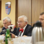 Podpisanie umowy na współorganizację V edycji Europejskich Zawodów Łazików Marsjańskich. Na zdjęciu od lewej: Renata Janik - wicemarszałek województwa świętokrzyskiego, Andrzej Bętkowski - marszałek województwa świętokrzyskiego, Krzysztof Lipiec - poseł PiS, Łukasz Wilczyński  - prezes Europejskiej Fundacji Kosmicznej / Wiktor Taszłow / Radio Kielce