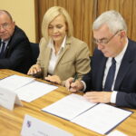 Podpisanie umowy na współorganizację V edycji Europejskich Zawodów Łazików Marsjańskich. Na zdjęciu od lewej: Andrzej Pruś – przewodniczący Sejmiku Województwa Świętokrzyskiego, Marek Jońca – członek zarządu województwa świętokrzyskiego,  Renata Janik - wicemarszałek województwa świętokrzyskiego, Andrzej Bętkowski - marszałek województwa świętokrzyskiego / Wiktor Taszłow / Radio Kielce