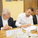 Podpisanie umowy na współorganizację V edycji Europejskich Zawodów Łazików Marsjańskich. Na zdjęciu od lewej: Krzysztof Lipiec - poseł PiS, Łukasz Wilczyński  - prezes Europejskiej Fundacji Kosmicznej, Krzysztof Słoń - senator Rzeczypospolitej Polskiej / Wiktor Taszłow / Radio Kielce