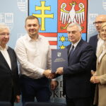 Podpisanie umowy na współorganizację V edycji Europejskich Zawodów Łazików Marsjańskich. Na zdjęciu od lewej: Krzysztof Lipiec - poseł PiS, Łukasz Wilczyński  - prezes Europejskiej Fundacji Kosmicznej, Marcin Perz – prezes Specjalnej Strefy Ekonomicznej  Starachowice, Andrzej Bętkowski - marszałek województwa świętokrzyskiego,  Renata Janik - wicemarszałek województwa świętokrzyskiego / Wiktor Taszłow / Radio Kielce