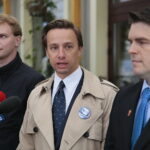 Konferencja Konfederacji Wolność i Niepodległość. Na zdjęciu: Łukasz Ospara - Ruch Narodowy, Krzysztof Bosak, Łukasz Wilczyński - prezes Ruchu Narodowego Świętokrzyskie / Wiktor Taszłow / Radio Kielce