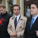 Konferencja Konfederacji Wolność i Niepodległość. Na zdjęciu: Łukasz Ospara - Ruch Narodowy, Krzysztof Bosak, Łukasz Wilczyński - prezes Ruchu Narodowego Świętokrzyskie / Wiktor Taszłow / Radio Kielce