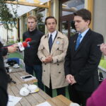 Konferencja Konfederacji Wolność i Niepodległość. Na zdjęciu:  Łukasz Ospara - Ruch Narodowy, Krzysztof Bosak, Łukasz Wilczyński - prezes Ruchu Narodowego Świętokrzyskie / Wiktor Taszłow / Radio Kielce