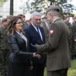 Obchody Święta Wojska Polskiego 10. Świętokrzyskiej Brygady Obrony Terytorialnej. Na zdjęciu: Agata Wojtyszek - wojewoda świętokrzyski, Andrzej Bętkowski - marszałek województwa świętokrzyskiego / Wiktor Taszłow / Radio Kielce