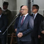 Obchody Święta Wojska Polskiego 10. Świętokrzyskiej Brygady Obrony Terytorialnej.  Na zdjęciu: przemawia - Piotr Wawrzyk - wiceminister spraw zagranicznych / Wiktor Taszłow / Radio Kielce