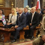 Obchody Święta Wojska Polskiego - Msza Święta. Na zdjęciu od lewej: Małgorzata Pruś - dyrektor biura poselskiego Krzysztofa Lipca, Adam Cyrański – poseł, Kazimierz Mądzik- kurator oświaty, Bogdan Latosiński – poseł / Wiktor Taszłow / Radio Kielce