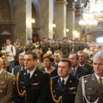 Obchody Święta Wojska Polskiego - Msza Święta. Na zdjęciu: Pułkownik Paweł Chabielski - komendant Centrum Przygotowań do Misji Zagranicznych, Krzysztof Ciosek - komendant wojewódzki Państwowej Straży Pożarnej w Kielcach, bryg. mgr Sławomir Karwat - komendant Miejski Państwowej Straży Pożarnej w Kielcach, Jarosław Molisak szef Wojewódzkiego Sztabu Wojskowego w Kielcach / Wiktor Taszłow / Radio Kielce