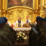 Obchody Święta Wojska Polskiego - Msza Święta. Na zdjęciu: biskup kielecki Jan Piotrowski / Wiktor Taszłow / Radio Kielce