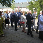 Obchody Święta Wojska Polskiego - Msza Święta. Na zdjęciu: Małgorzata Pruś - dyrektor biura poselskiego Krzysztofa Lipca, Maria Zuba - poseł PiS, Andrzej Bętkowski - marszałek województwa świętokrzyskiego, Krzysztof Słoń - senator Rzeczypospolitej Polskiej, Adam Cyrański – poseł, Piotr Wawrzyk - wiceminister spraw zagranicznych, Bogdan Latosiński – poseł, Bogdan Latosiński – poseł, Krzysztof Lipiec - poseł PiS,  Anna Krupka - poseł PiS / Wiktor Taszłow / Radio Kielce