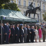 Obchody Święta Wojska Polskiego. Na zdjęciu: Bogdan Wenta – prezydent Kielc, Andrzej Bętkowski - marszałek województwa świętokrzyskiego, Piotr Wawrzyk - wiceminister spraw zagranicznych, Agata Wojtyszek – wojewoda świętokrzyski, Krzysztof Słoń - senator Rzeczypospolitej Polskiej, Bogdan Latosiński – poseł, Krzysztof Lipiec - poseł PiS, Maria Zuba - poseł PiS, Anna Krupka - poseł PiS / Wiktor Taszłow / Radio Kielce