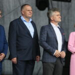 Dymarki Świętokrzyskie. Na zdjęciu: Henryk Milcarz - prezes Wodociągów Kieleckich, Adam Cyrański - poseł, Krzysztof Słoń - senator PiS, Anna Krupka - poseł PiS / Wiktor Taszłow / Radio Kielce