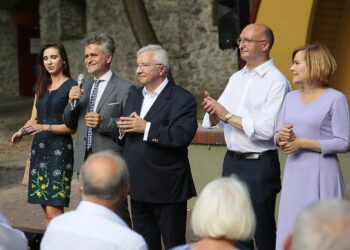 Piknik rodzinny Prawa i Sprawiedliwości. Na zdjęciu od lewej: Patrycja Iwańska-Bęben, Krzysztof Słoń - senator Rzeczypospolitej Polskiej, Krzysztof Lipiec - poseł PiS, Piotr Wawrzyk - wiceminister spraw zagranicznych, Anna Krupka - poseł PiS, / Wiktor Taszłow / Radio Kielce
