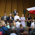 Piknik rodzinny Prawa i Sprawiedliwości. Na zdjęciu od lewej: Patrycja Iwańska Bęben, Krzysztof Słoń - senator Rzeczypospolitej Polskiej, Krzysztof Lipiec - poseł PiS, Piotr Wawrzyk - wiceminister spraw zagranicznych, Anna Krupka - poseł PiS, Monika Słoniewska – radna, Dominik Tarczyński - poseł PiS / Wiktor Taszłow / Radio Kielce