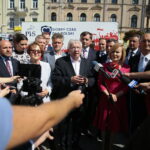 Inauguracja kampanii wyborczej PiS. Na zdjęciu (od lewej): Andrzej Bętkowski - marszałek województwa świętokrzyskiego, Patrycja Iwańska Bęben, Mariusz Gosek - członek Zarządu Województwa Świętokrzyskiego, sekretarz generalny Solidarnej Polski, Maria Zuba – poseł, Jarosław Rusiecki – przewodniczący senackiej komisji Obrony Narodowej, Krzysztof Słoń - senator PiS; Krzysztof Lipiec - poseł PiS, Zbigniew Ziobro - minister sprawiedliwości i prokurator generalny, prezes Solidarnej Polski, Andrzej Kryj - poseł PiS, Anna Krupka - poseł, wiceminister sportu i turystyki, Sylwester Chrusz, Piotr Wawrzyk - wiceminister spraw zagranicznych, Agata Wojtyszek – wojewoda świętokrzyski / Wiktor Taszłow / Radio Kielce