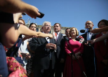 Inauguracja kampanii wyborczej PiS. Na zdjęciu (od lewej): Patrycja Iwańska Bęben, Krzysztof Lipiec - poseł PiS, Zbigniew Ziobro - minister sprawiedliwości i prokurator generalny, prezes Solidarnej Polski, Andrzej Kryj - poseł PiS, Anna Krupka - poseł, Piotr Wawrzyk - wiceminister spraw zagranicznych, Agata Wojtyszek – wojewoda świętokrzyski / Wiktor Taszłow / Radio Kielce