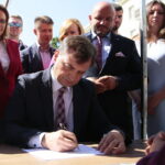 Inauguracja kampanii wyborczej PiS. Na zdjęciu (od lewej): Agata Wojtyszek – wojewoda świętokrzyski, Zbigniew Ziobro - minister sprawiedliwości i prokurator generalny, prezes Solidarnej Polski, Mariusz Gosek - członek Zarządu Województwa Świętokrzyskiego, / Wiktor Taszłow / Radio Kielce