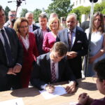 Inauguracja kampanii wyborczej PiS. Na zdjęciu (od lewej): Jacek Włosowicz – senator PiS, Agata Wojtyszek – wojewoda świętokrzyski, Piotr Wawrzyk - wiceminister spraw zagranicznych, Bartłomiej Dorywalski – wicewojewoda świętokrzyski, Anna Krupka - poseł PiS, Anna Krupka - poseł, Agnieszka Buras, Sylwester Chrusz / Wiktor Taszłow / Radio Kielce