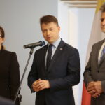 Promesy na usuwanie skutków klęsk żywiołowych. Na zdjęciu (od lewej): Agata Wojtyszek – wojewoda świętokrzyski, Bartłomiej Dorywalski – wicewojewoda świętokrzyski, Krzysztof Słoń - senator PiS / Wiktor Taszłow / Radio Kielce