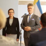 Promesy na usuwanie skutków klęsk żywiołowych. Na zdjęciu (od lewej): Agata Wojtyszek – wojewoda świętokrzyski, Krzysztof Słoń - senator PiS / Wiktor Taszłow / Radio Kielce