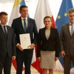 Promesy na usuwanie skutków klęsk żywiołowych. Wręczenia promes dokonali: Bartłomiej Dorywalski – wicewojewoda świętokrzyski, Agata Wojtyszek – wojewoda świętokrzyski, Krzysztof Słoń - senator PiS / Wiktor Taszłow / Radio Kielce