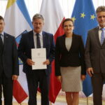 Promesy na usuwanie skutków klęsk żywiołowych. Wręczenia promes dokonali: Bartłomiej Dorywalski – wicewojewoda świętokrzyski, Agata Wojtyszek – wojewoda świętokrzyski, Krzysztof Słoń - senator PiS / Wiktor Taszłow / Radio Kielce